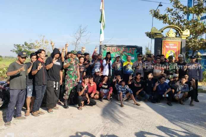 Pembongkaran Tugu Silat yang dikakukan IPSNU Pagar Nusa di Kecamatan Turi Lamongan.