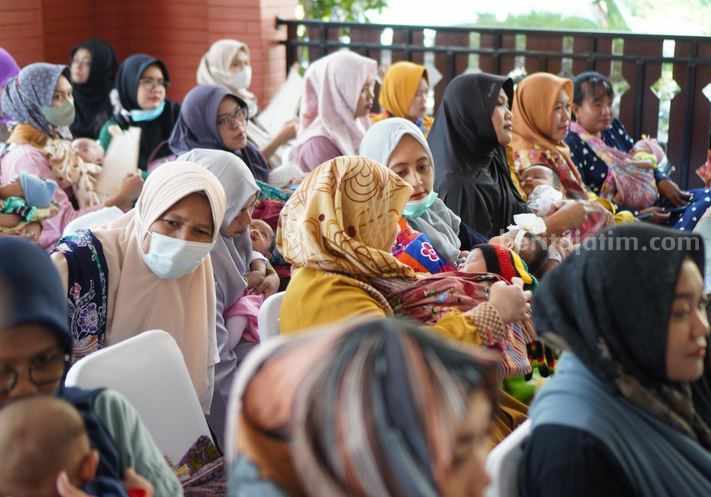 Pelaksanaan vaksin rotavirus gratis yang dilakukan secara serentak di Pendopo Kecamatan Lamongan.