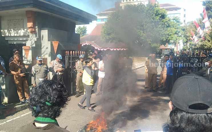 Aksi HMI Malang membakar ban bekas di depan Kantor Bupati Malang di Jalan Panji, Kepanjen, Selasa (15/8/2023).