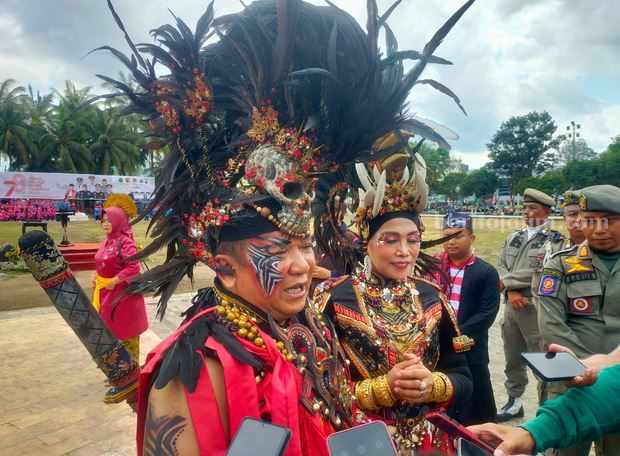 Bupati Jember Hendy Siswanto dan istrinya Kasih Fajarini saat memeringati Hari Kemerdekaan RI, di alun-alun Kabupaten Jember, Jawa Timur, Kamis (17/8/2023).