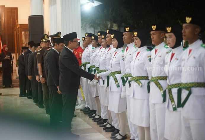 Bupati Sidoarjo H. Ahmad Muhdlor Ali (Gus Muhdlor) saat mengukuhkan Pengibar Bendera Pusaka (Paskibraka) di Pendopo Delta Wibawa, Selasa (15/8/2023).