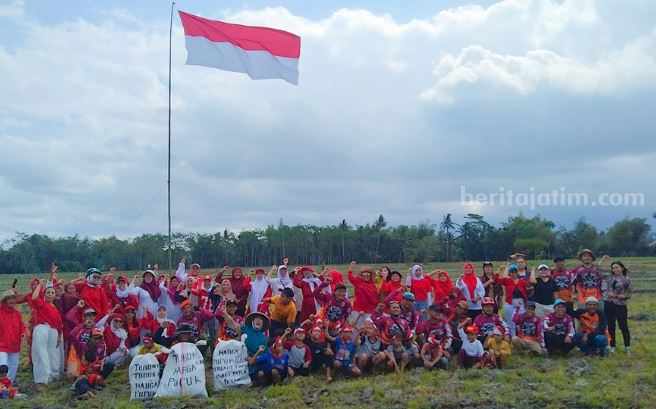 Petani Segaran Malang Kibarkan Bendera Merah Putih di Tengah Sawah Ratusan petani di Dusun Segaran, Desa Kendalpayak, Kecamatan Pakisaji, Kabupaten Malang, menggelar Upacara Kemerdekaan RI Ke-78 di Tengah sawah, Kamis (17/8/2023).