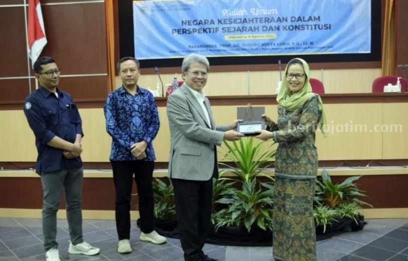 Prof Todung Mulya Lubis usai ceramah dan kuliah umum di Pascasarjana UGM (Dokumen UGM)