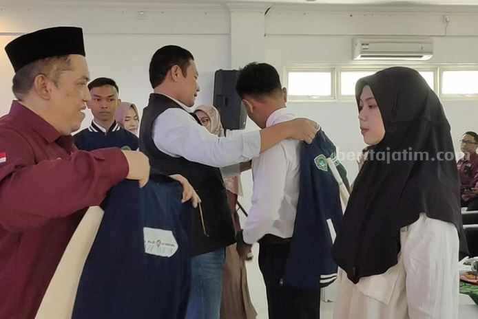 Ribuan Mahasiswa Unisla Lamongan KKN di Daerah Bengawan Solo Rektor Unisla bersama Bupati Lamongan memberangkatkan ribuan peserta KKN.