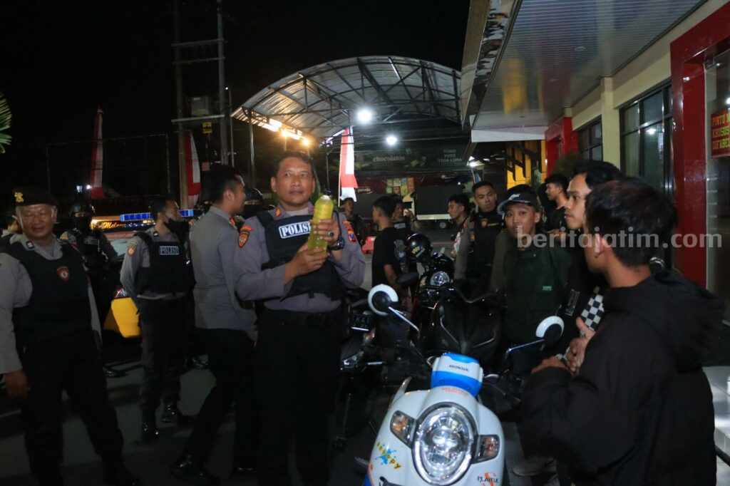 Remaja Blitar Ini Enak-enak Pesta Miras saat Ibu Banting Tulang Jadi TKI Kasat Samapta Polres Blitar Kota AKP Sony Suhartanto saat menunjukkan barang bukti miras yang diminum oleh sekelompok remaja.