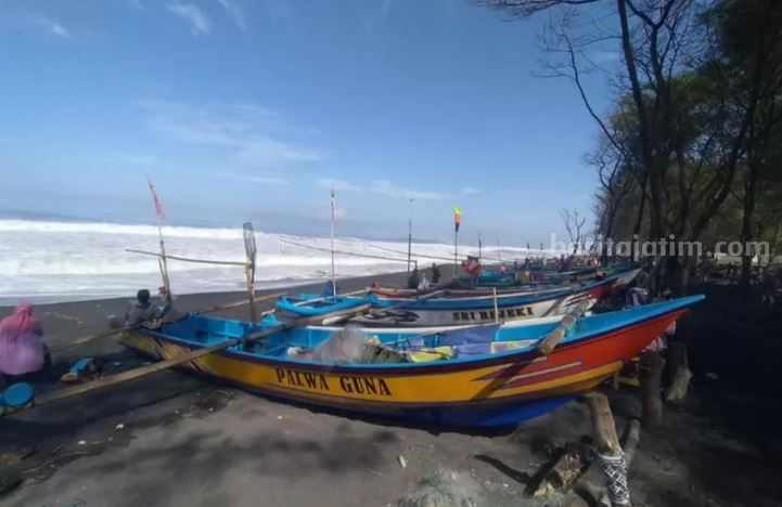 Pantai Baru Kabupaten Bantul termasuk pantai yang melibatkan petugas kebersihan sebagai petugas pemilah sampah. (Rahajeng Kartika)
