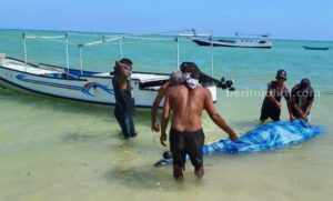 Mayat Laki-laki Mengapung di Pantai Guwa-Guwa Pulau Raas Sumenep Evakuasi mayat yang ditemukan di pantai Guwa-guwa Pulau Raas Sumenep. (foto: Humas Polres Sumenep)