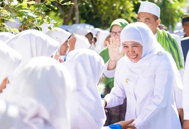 Gubernur Jatim Khofifah Indar Parawansa saat meresmikan PLTS di PP Al Amien Prenduan