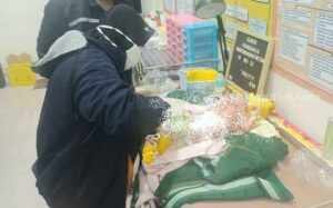 Perawat sedang membersihkan tubuh bayi usai dibuang.