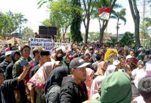 Relokasi Pedagang Pasar Srimangunan ke Pasar Margalela Ditunda Demo pedagang pasar Srimangunan di kantor Pemkab Sampang (Foto: Zamachsari/beritajatim)