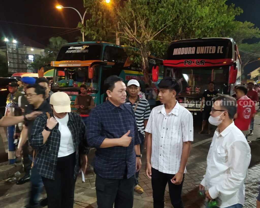 Alvin bersama Presiden Madura United, Achsanul Qosasi dan Dirut Madura United, Annisa Zhafarina Qosasi (Foto: Zamachsari/beritajatim.com)