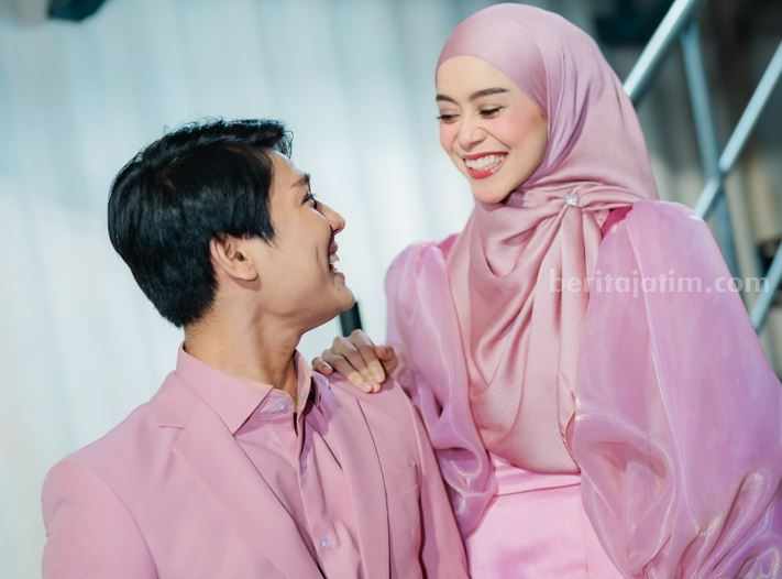 Lesti Kejora mengenakan gaun hasil karya fashion designer Natalia Soetjipto.
