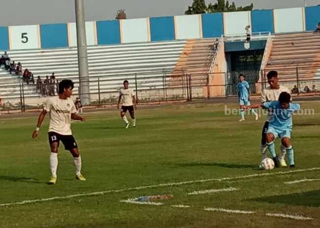 Laga persahabatan antara Persela Lamongan melawan Persipa Pati, di Stadion Surajaya Lamongan.
