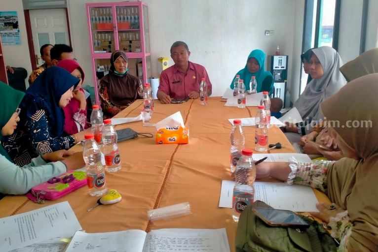 Proses mediasi antara orang tua siswi dengan pihak guru di SMPN 1 Sukodadi, Lamongan.