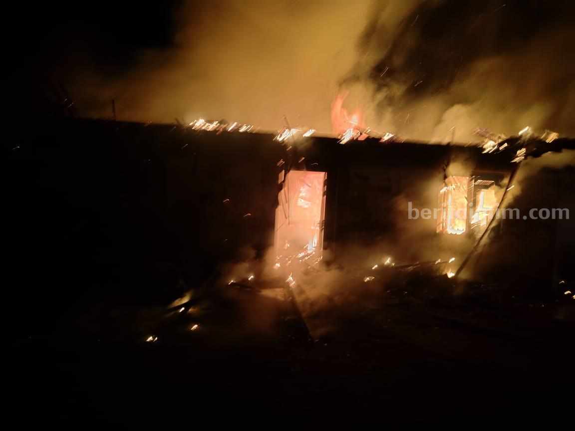 Rumah Jumiati di Kecamatan Selorejo Kabupaten Blitar terbakar.