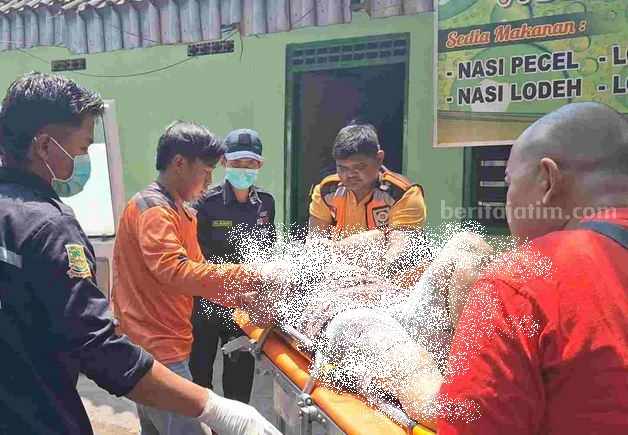 Korban saat dievakuasi sejumlah petugas dan relawan ke IGD RSU Dr Wahidin Sudiro Husodo Kota Mojokerto. [Foto : Misti/beritajatim.com]