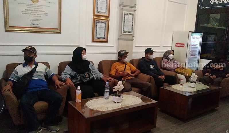 3 Saksi Tragedi Kanjuruhan Jalani Pemeriksaan di Polres Malang Pelapor Model B di Polres Malang menghadirkan 3 orang saksi yang selamat ke Polres Malang dalam Tragedi Kanjuruhan, Kamis (31/8/2023).