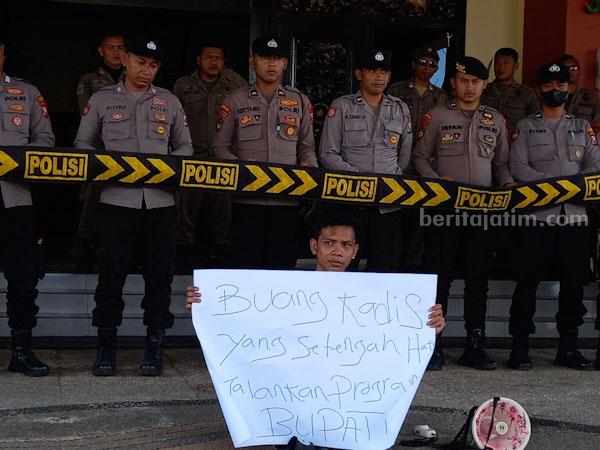 Demo tunggal minta Bupati evaluasi kinerja kadis (foto : Temmy/ beritajatim.com)