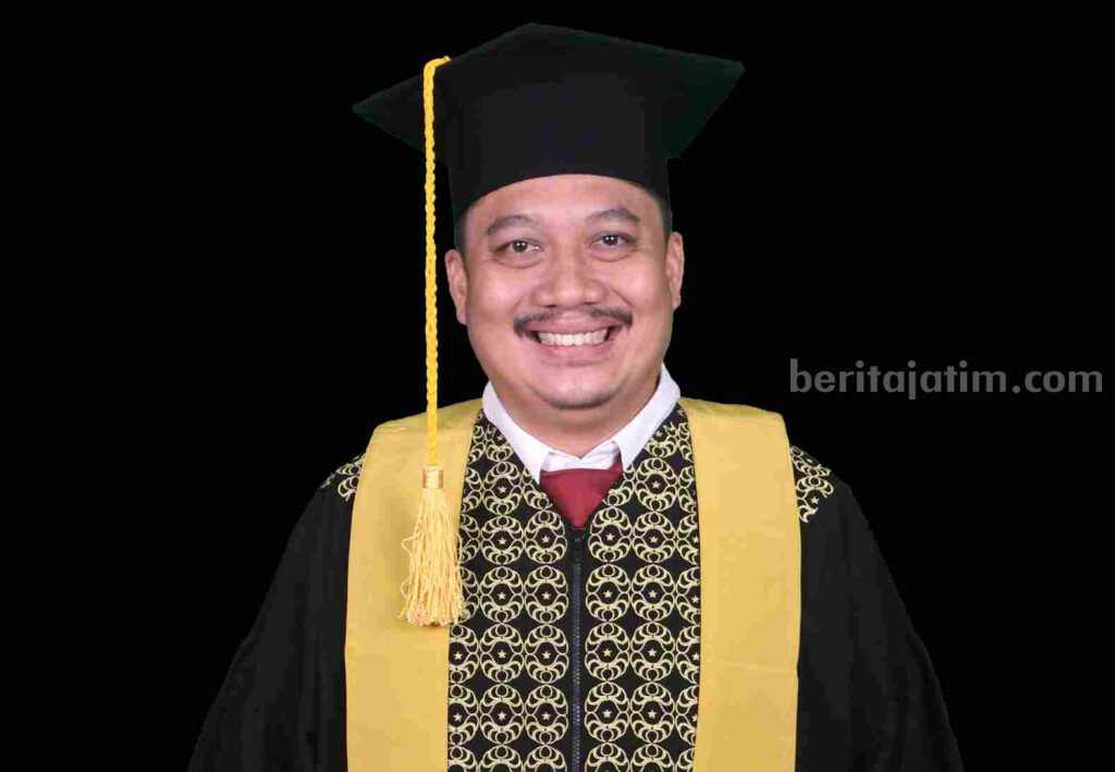Guru Besar UM Malang: Masyarakat Jawa Miliki Aporisma ‘Weruh Sadurunge Winarah’ Bahas aporisma Jawa weruh sakdurunge winarah, Aji Prasetya Wibawa dikukuhkan jadi guru besar pertama bidang rekayasa pengetahuan dan data sains (Foto: Humas UM)