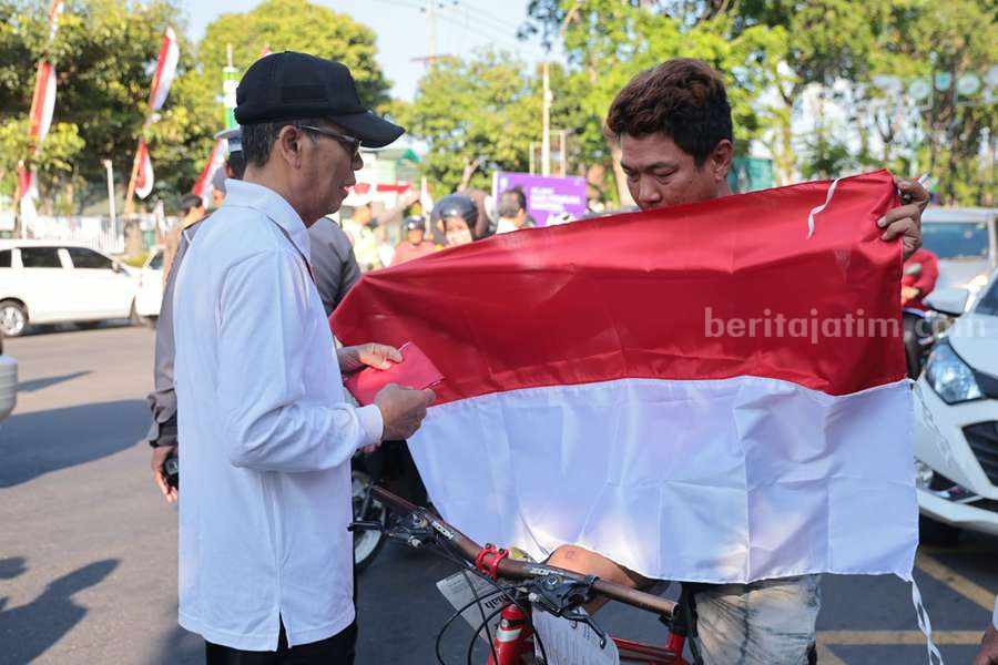 Pemkot Probolinggo Bagikan 3.672 Bendera Merah Putih Pembagian bendera merah putih oleh Pemkot Probolinggo