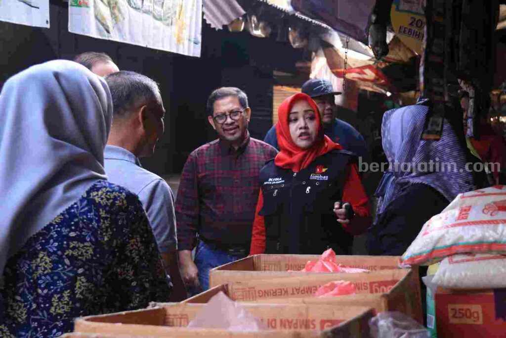 Bupati Mojokerto Ikfina Fahmawati memantau pendistribusian sebanyak 2 ton beras melalui program RPK di Pasar Raya Mojosari, Kecamatan Mojosari, Kabupaten Mojokerto. [Foto : ist]