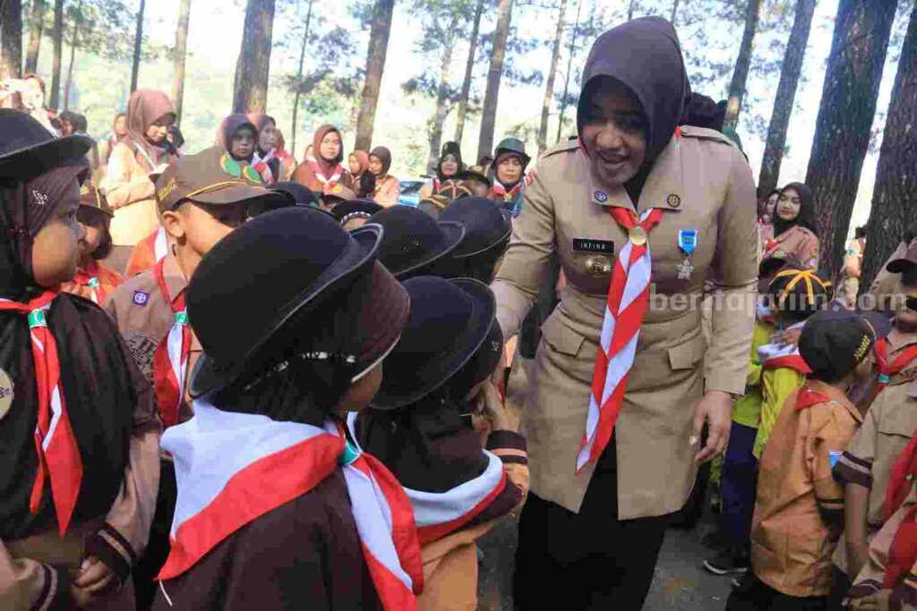 Bupati Mojokerto, Ikfina Fahmawati saat membuka Pramuka Pra Siaga se-Kabupaten Mojokerto di Alas Venuz, Kecamatan Trawas. [Foto : ist]