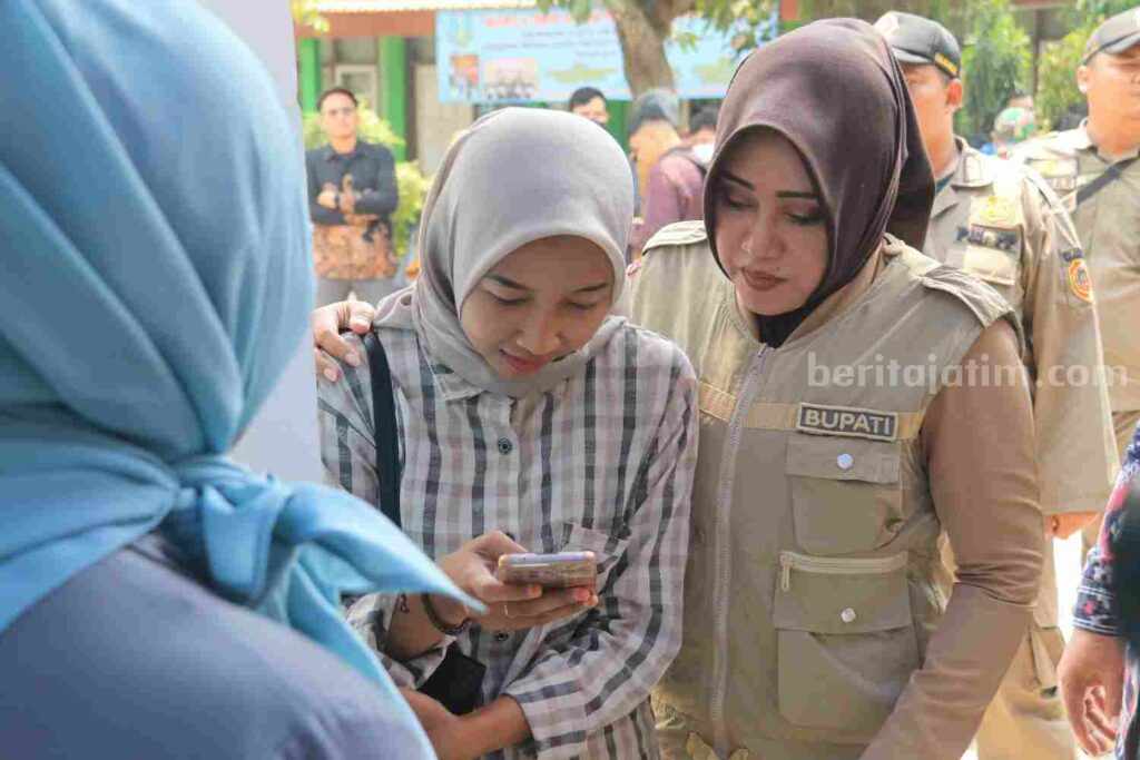 Bupati Mojokerto, Ikfina Fahmawati dalam agenda Job Fair di SMK Negeri 1 Jatirejo. [Foto : ist]