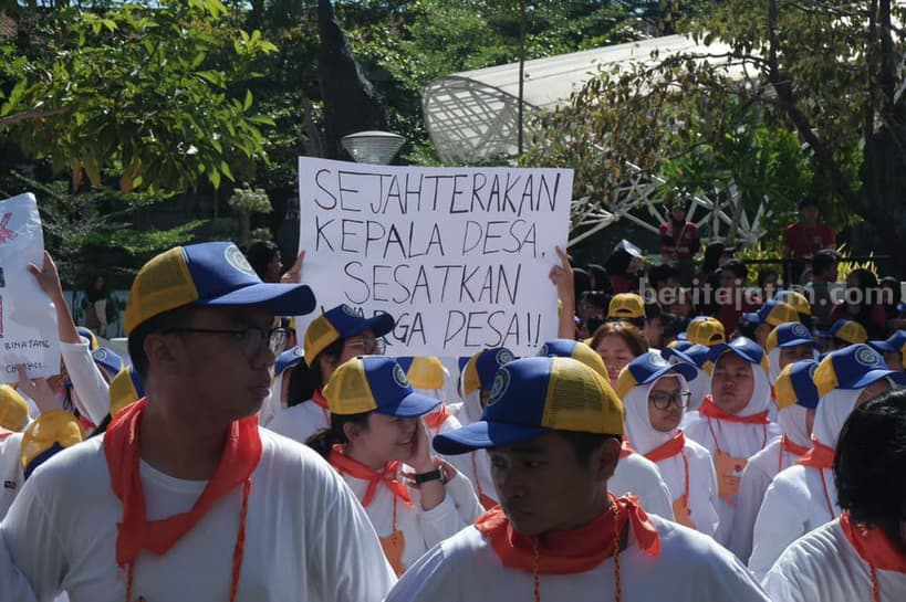 Mahasiswa Fakultas Ilmu Sosial dan Ilmu Politik (FISIP) Universitas Airlangga Surabaya melakukan unjuk rasa.