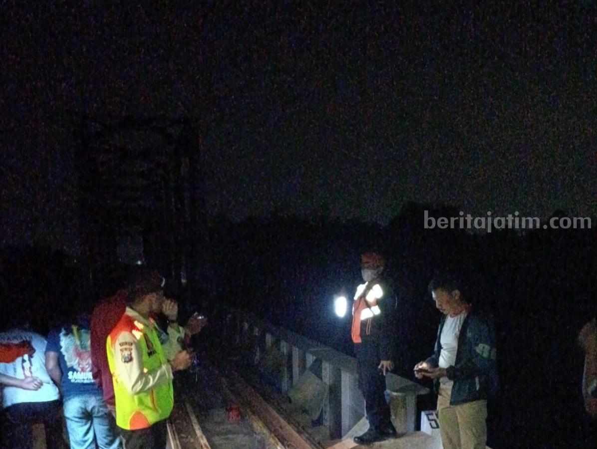 Petugas melakukan pengecekan di lokasi kecelakaan Kereta Barang dari Malang yang menabrak Mister X di Perbatasan Blitar Tulungagung