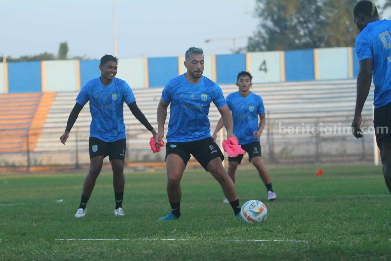 Pemain Persela Lamongan saat menjalani sesi latihan di Stadion Surajaya.