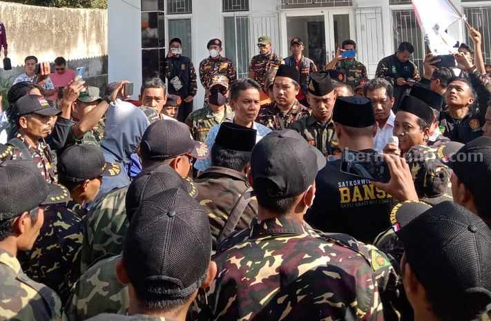 Puluhan anggota Bantuan Ansor Serba Guna (Banser) saat mendatangi kantor Dewan Pengurus Daerah Partai Keadilan Sejahtera Kabupaten Jember, Jawa Timur, Jumat (11/8/2023) sore.
