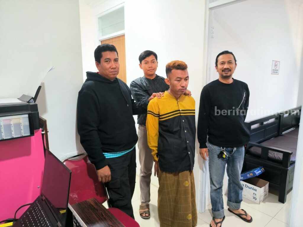 Pelaku pencurian kotak amal (bebaju kuning hitam, bersarung)