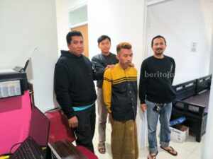 Pemuda Sumenep Ini Sudah Bobol 5 Kotak Amal Masjid Pelaku pencurian kotak amal (bebaju kuning hitam, bersarung)