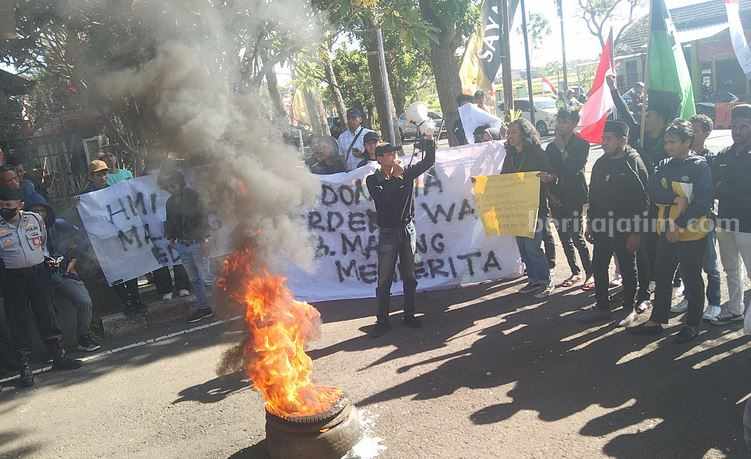 Aksi HMI Malang membakar ban bekas di depan Kantor Bupati Malang di Jalan Panji, Kepanjen, Selasa (15/8/2023).