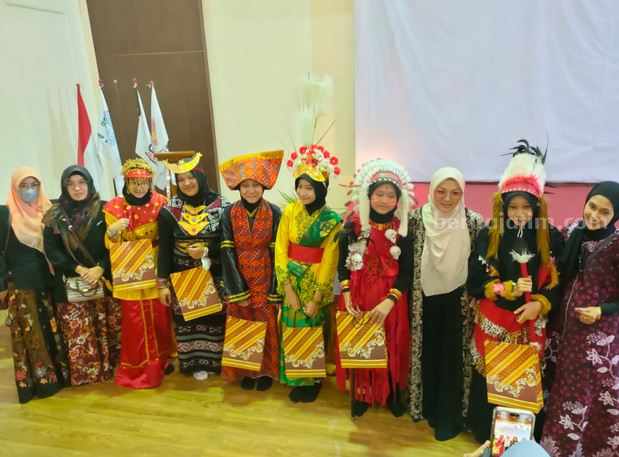 Karnaval Baju Adat Nusantara di SMP Al Falah Deltasari Sidoarjo dalam rangka memperingati hari ulang tahun ke-78 kemerdekaan Republik Indonesia.
