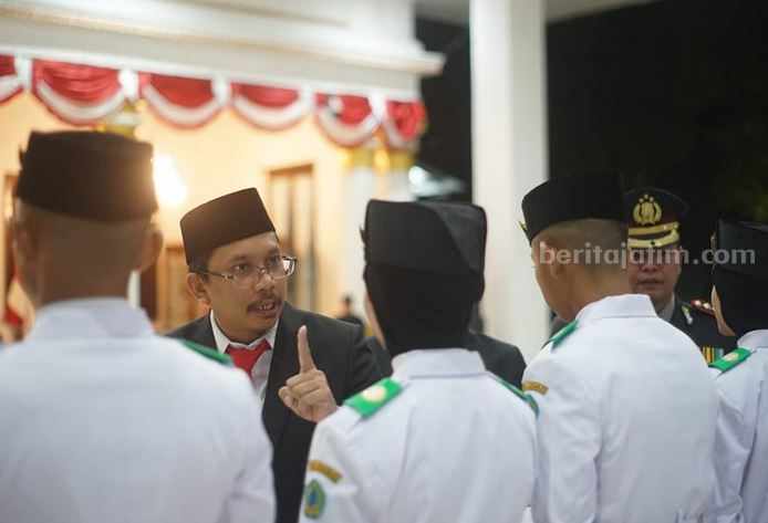 Bupati Sidoarjo H. Ahmad Muhdlor Ali (Gus Muhdlor) saat mengukuhkan Pengibar Bendera Pusaka (Paskibraka) di Pendopo Delta Wibawa, Selasa (15/8/2023).