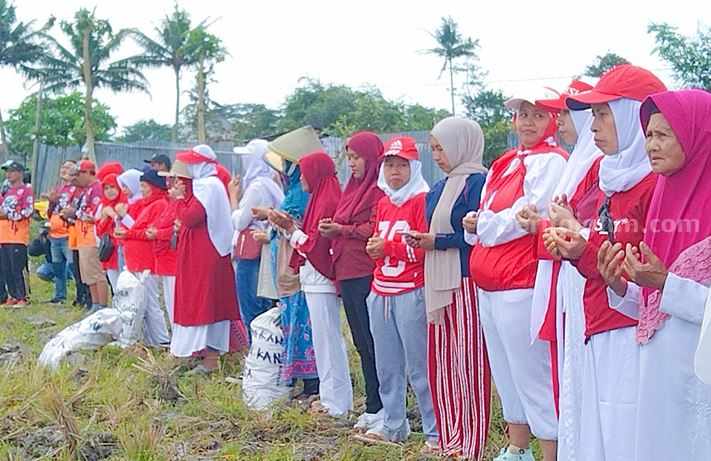 Petani di Dusun Segaran, Desa Kendalpayak, Kecamatan Pakisaji, Kabupaten Malang, menggelar Upacara Kemerdekaan RI Ke-78 di Tengah sawah, Kamis (17/8/2023).
