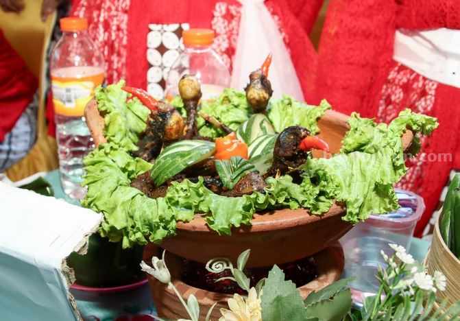 Festival 100 olahan manuk teruk yang digelar di Desa Jabung, Kecamatan Laren, Kabupaten Lamongan.