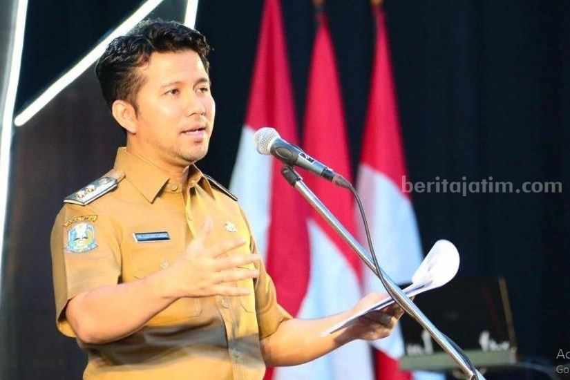 Wagub Jawa Timur, Emil Dardak saat meresmikan gedung tempat penyimpanan barang bukti dan barang rampasan milik Kejati Jawa Timur di Jalan Raya Jatirejo, Desa Gading, Kecamatan Jatirejo, Kabupaten Mojokerto. [Foto : ist]