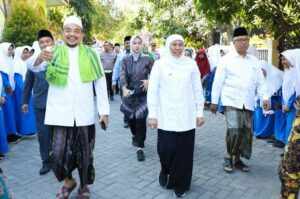 Pemprov Jatim Pilih Pesantren Al Amien Prenduan Jadi Lokasi PLTS Gubernur Jatim Khofifah Indar Parawansa saat meresmikan PLTS di PP Al Amien Prenduan