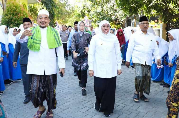 Gubernur Jatim Khofifah Indar Parawansa saat meresmikan PLTS di PP Al Amien Prenduan