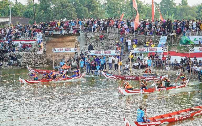 Festival Dayung Perahu Tradisional di Kali Bengawan Mati, Desa Tejoasri, Kecamatan Laren, Kabupaten Lamongan.