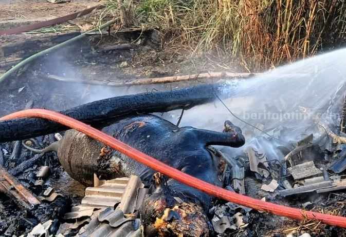 Kebakaran yang melanda bangunan rumah dan kandang di Dusun Wide, Desa Sendangharjo, Kecamatan Brondong, Lamongan.