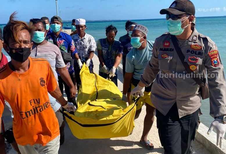 Evakuasi mayat yang ditemukan di pantai Guwa-guwa Pulau Raas Sumenep. (foto: Humas Polres Sumenep)
