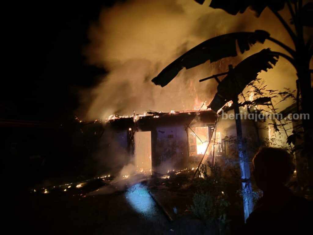 Ibu di Blitar Terobos Kobaran Api Demi Selamatkan 2 Anak Rumah Jumiati di Kecamatan Selorejo Kabupaten Blitar terbakar.
