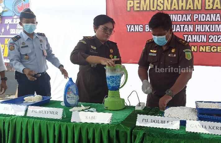 Petugas gabungan saat melakukan pemusnahan barang bukti di halaman kantor Kejari Tuban. [Foto:Diah Ayu/beritajatim.com]