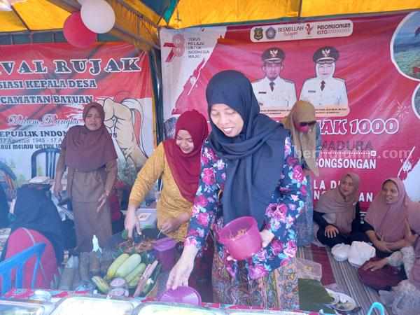 Stand-stand rujak gratis di festival rujak 1000 porsi (foto: Temmy/ beritajatim.com)