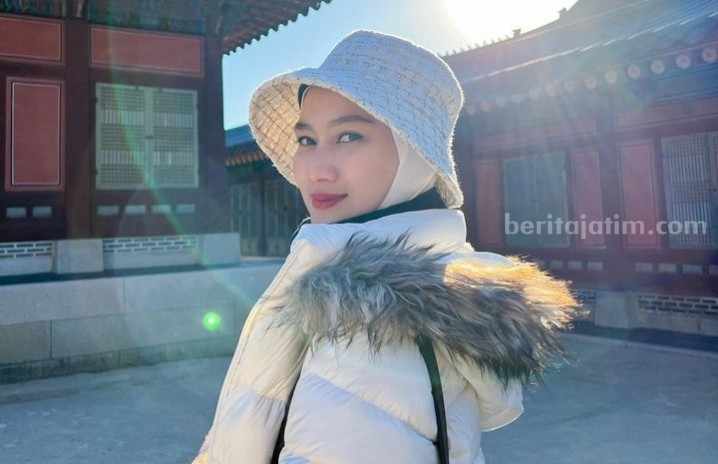 Gaya hijab Melody saat berlibur di Korea.