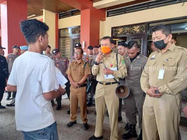 Sekda Sumenep, Edy Rasiyadi saat menemui pengunjukrasa (foto : Temmy/ beritajatim.com)