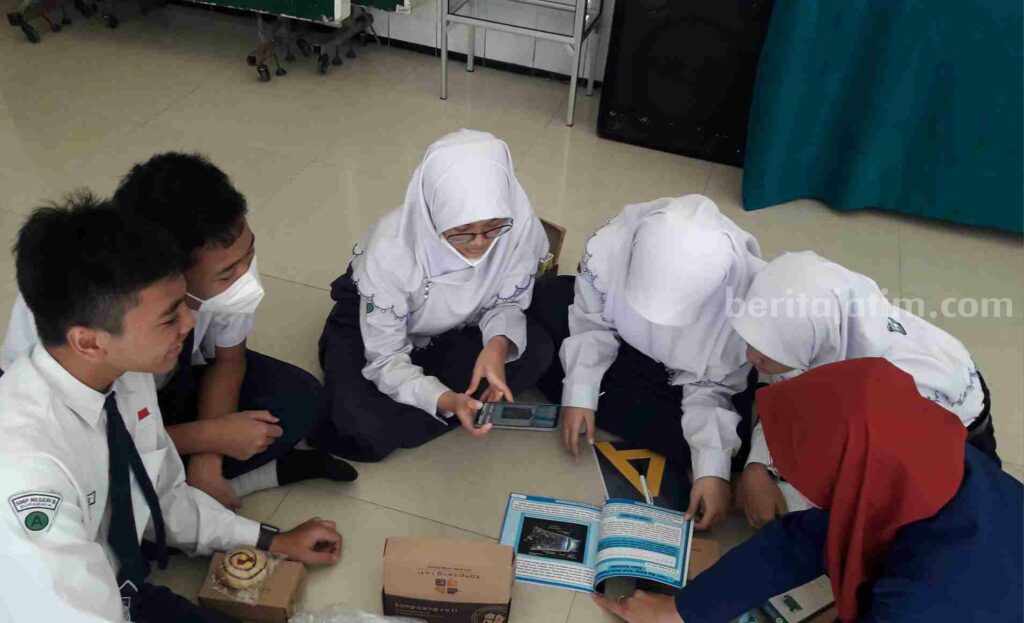 Pengabdian dengan implementasi media pembelajaran interaktif sains berbasis Al-Qur'an oleh Universitas Negeri Malang. (Foto: Istimewa)